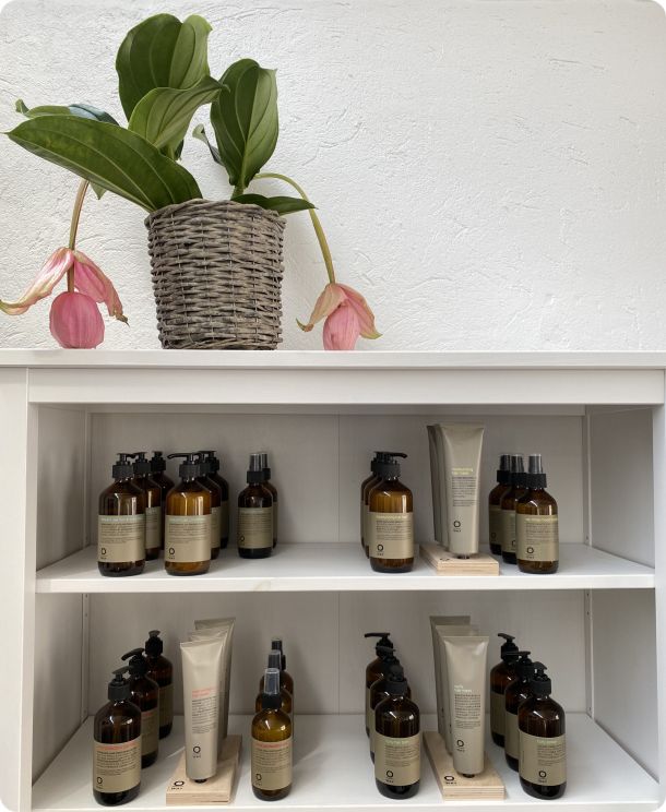 Billede der viser et udvalg over vores produkter fra Oway og en blomst